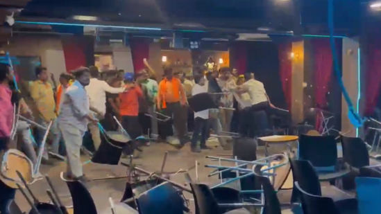 Video: Indijā komiķa izsmieta politiķa atbalstītāji izdemolē Mumbajas klubu