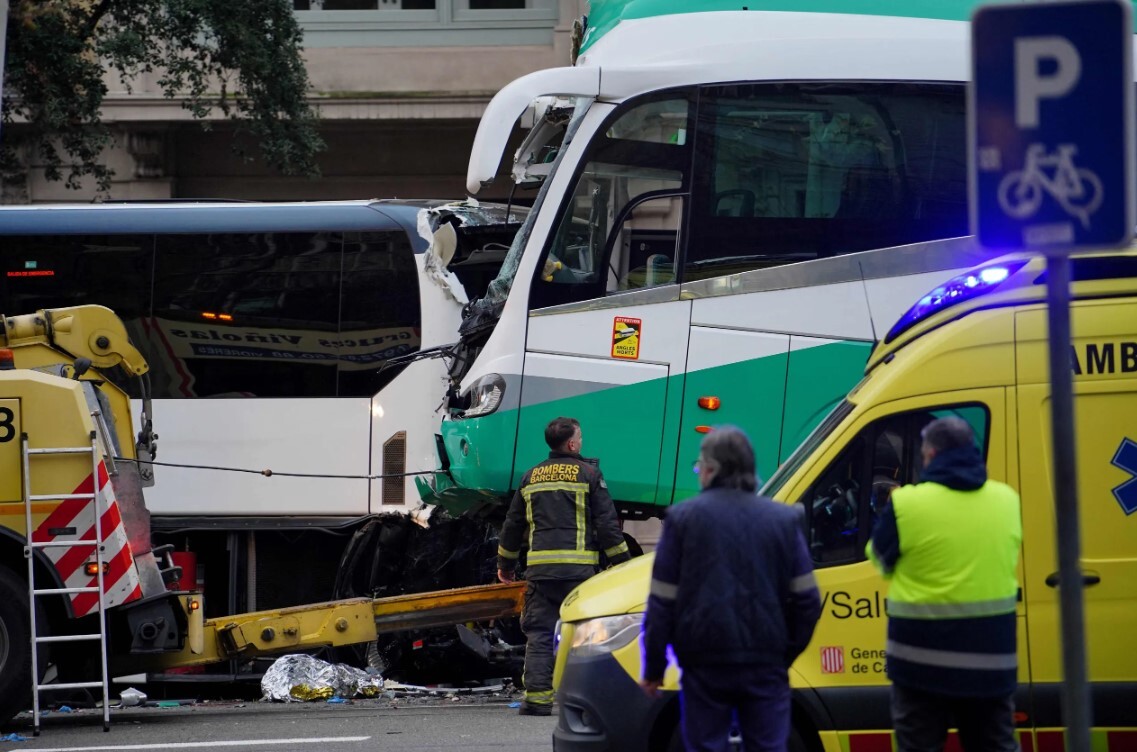 Autobusu sadursmē Barselonā vairāk nekā 50 ievainoto