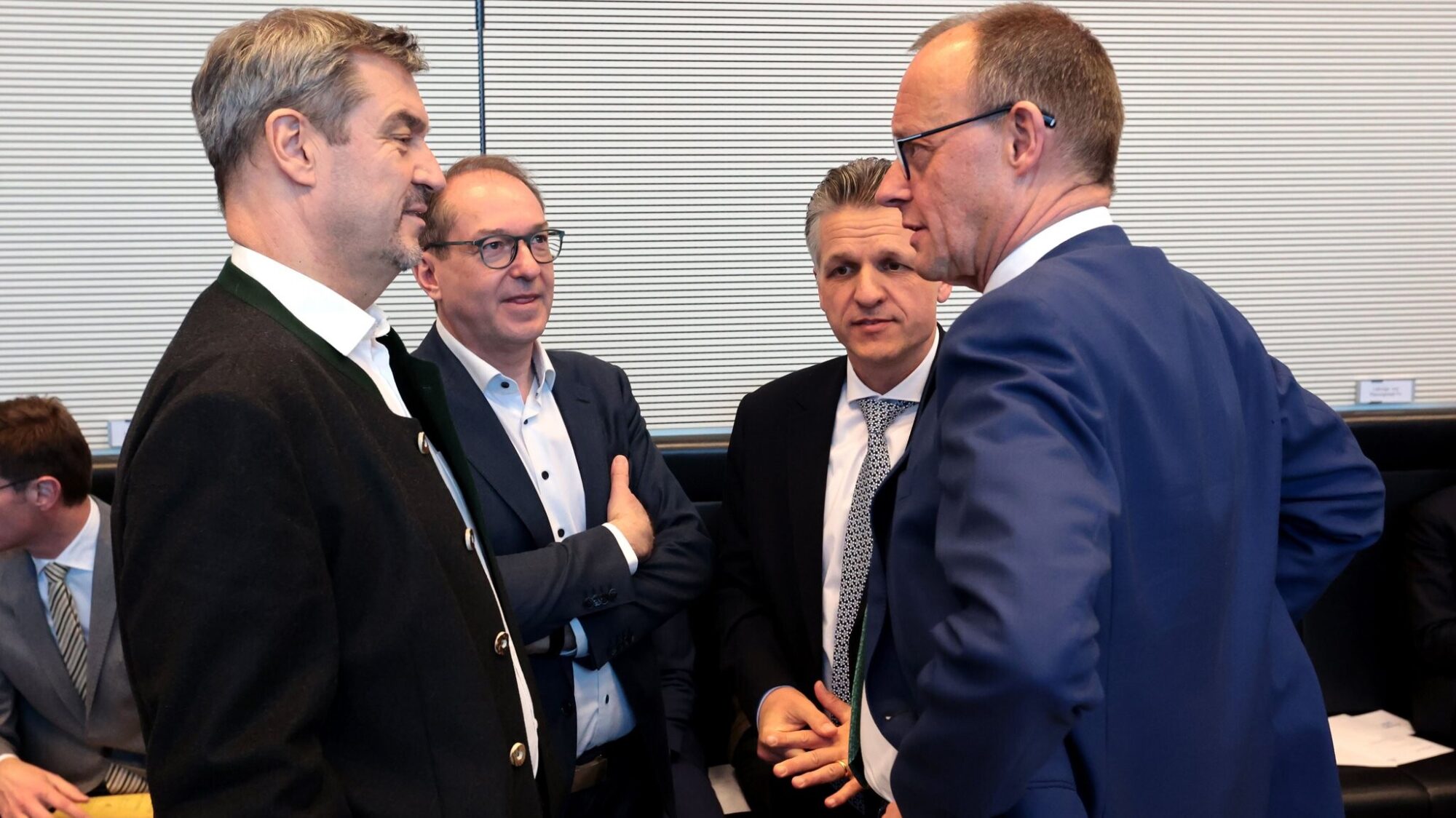 Vācijas konservatīvie sāk koalīcijas sarunas ar SPD