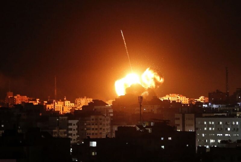Izraēla sāk gaisa triecienus pret “Hamās” Gazas joslā