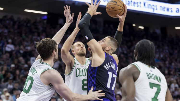 Video: Porziņģim 16 punkti “Celtics” uzvarā Sakramento