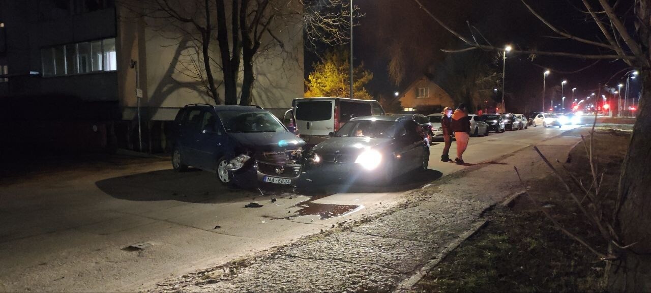 Foto: Vaiņodes ielā “lūžņu” daudz, bet negadījumā neviens necieta