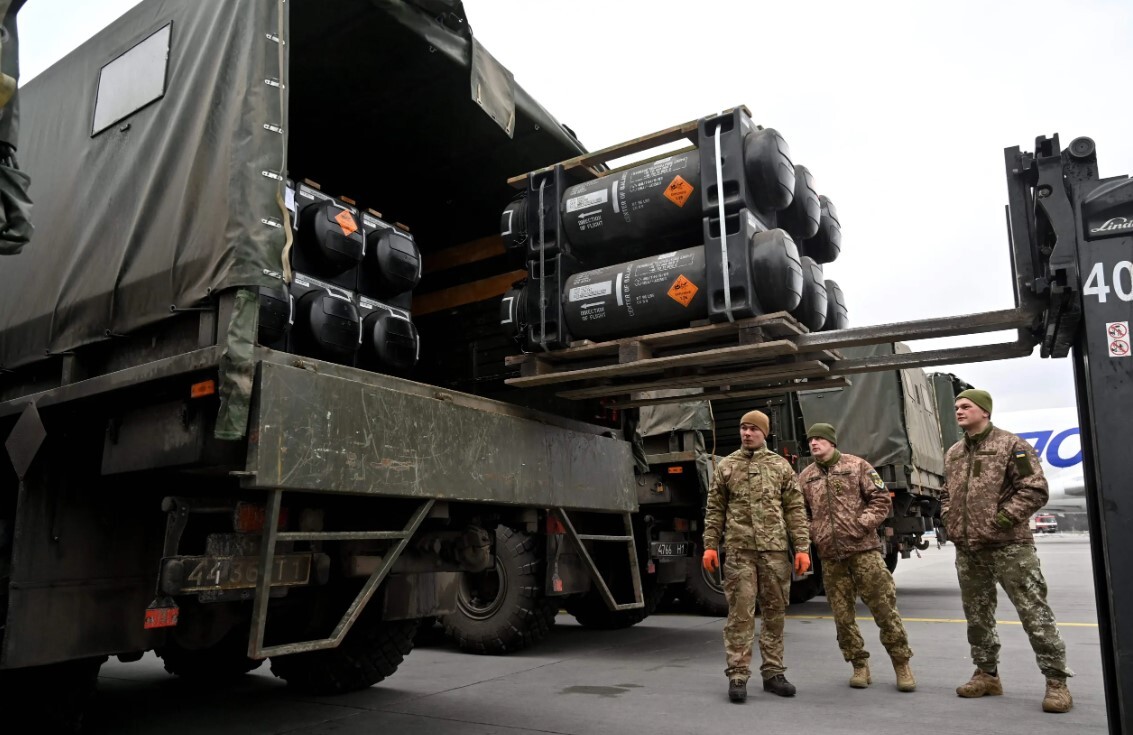 ASV militāro kravu piegādes Ukrainai apturētas