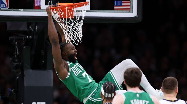 Video: “Celtics” bez Porziņģa konferenču vicelīderu duelī pārspēj “Nuggets”