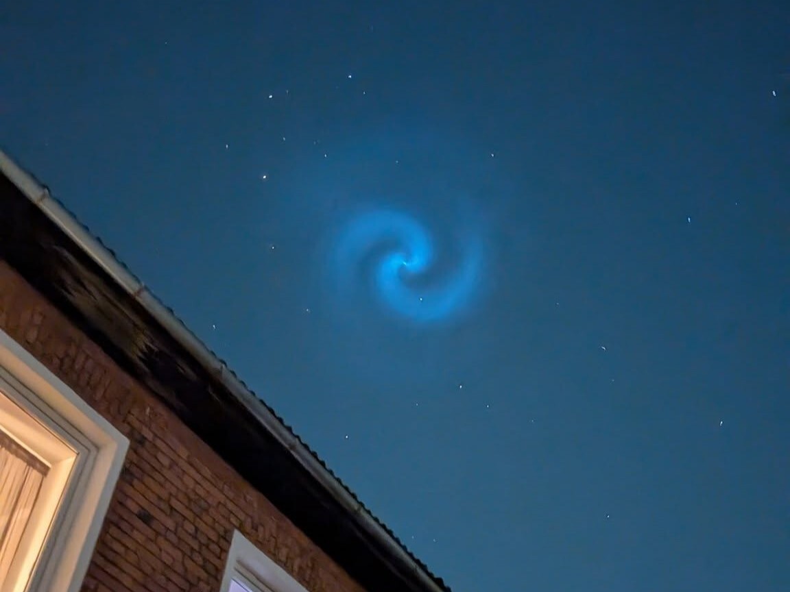 Foto un video: Liepājas naksnīgajās debesīs bija redzama “Space X” raķete