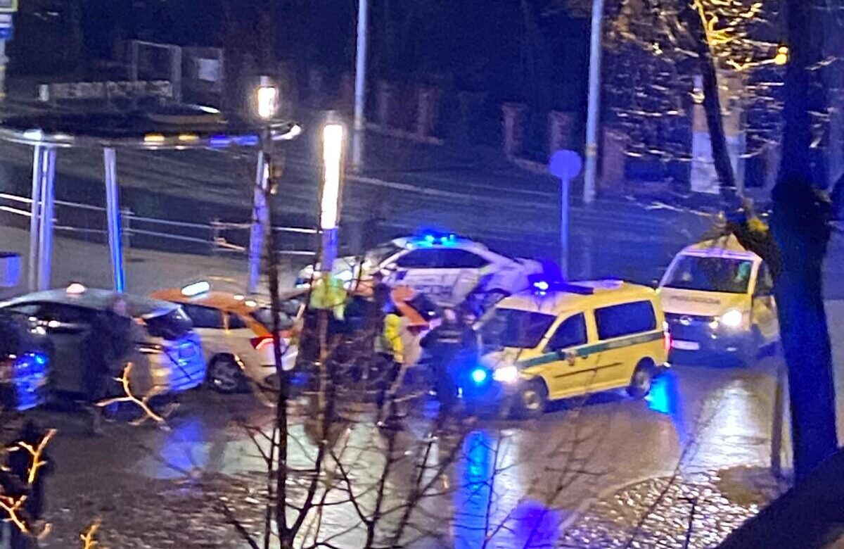 Policija izšķir miera traucētājus pie Liepājas stacijas