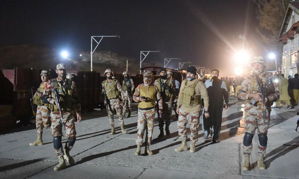Pakistānas nemiernieku uzbrukumā vilcienam nogalināts 21 ķīlnieks