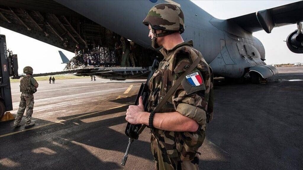 Francija sāk nodot Senegālai savas militārās bāzes
