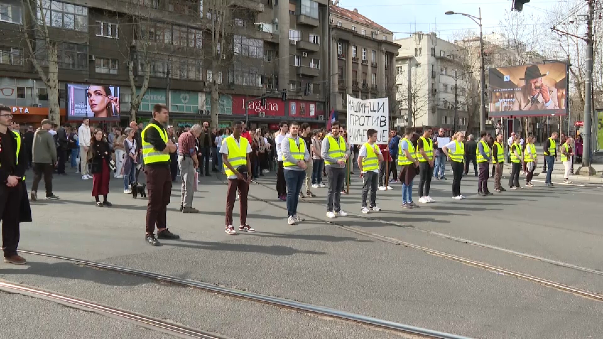 Belgradā studenti bloķē sabiedriskās televīzijas ēku