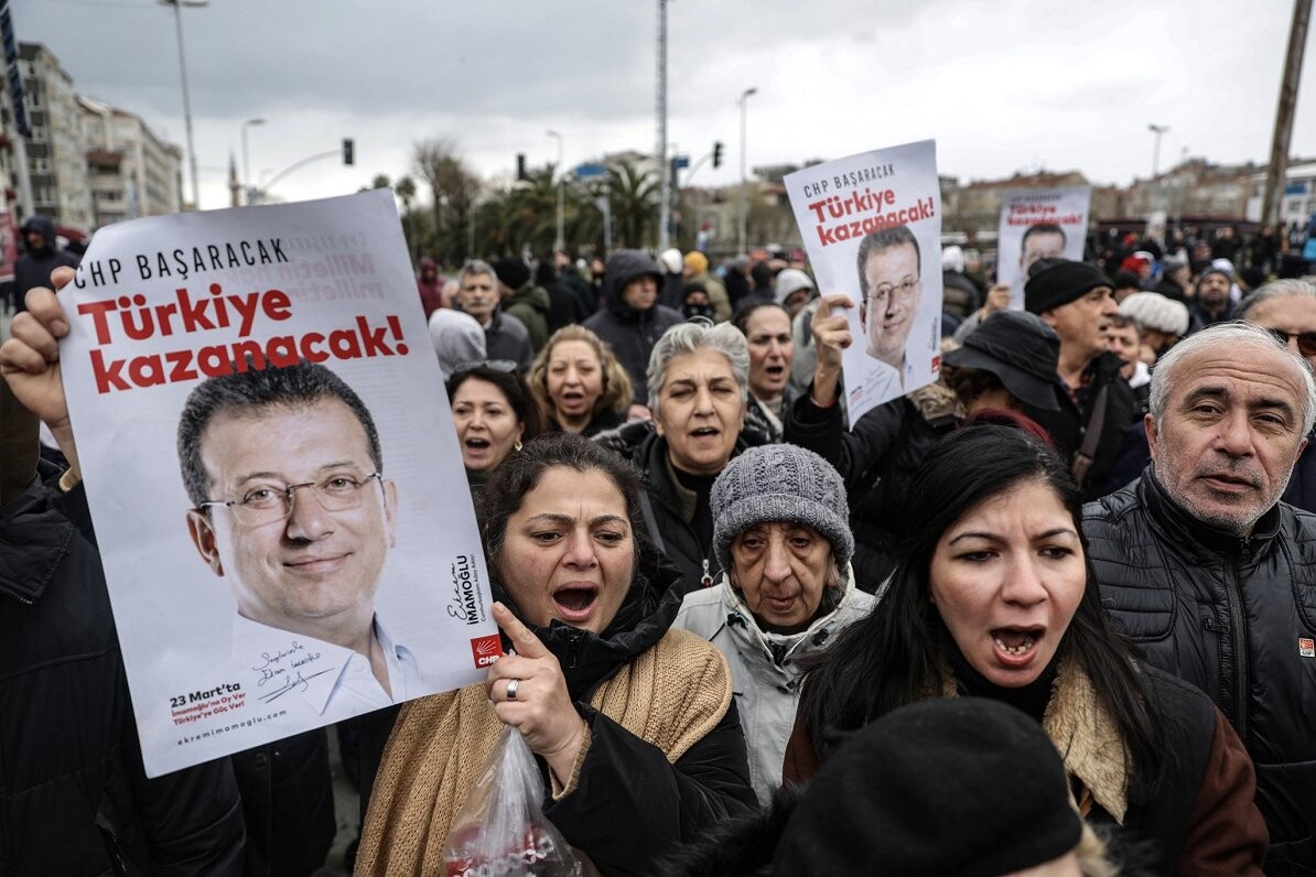 Stambulā simti tūkstoši protestē pret mēra Imamoglu aizturēšanu
