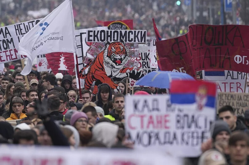 Serbijā tūkstošiem cilvēku protestē pret korupciju valstī