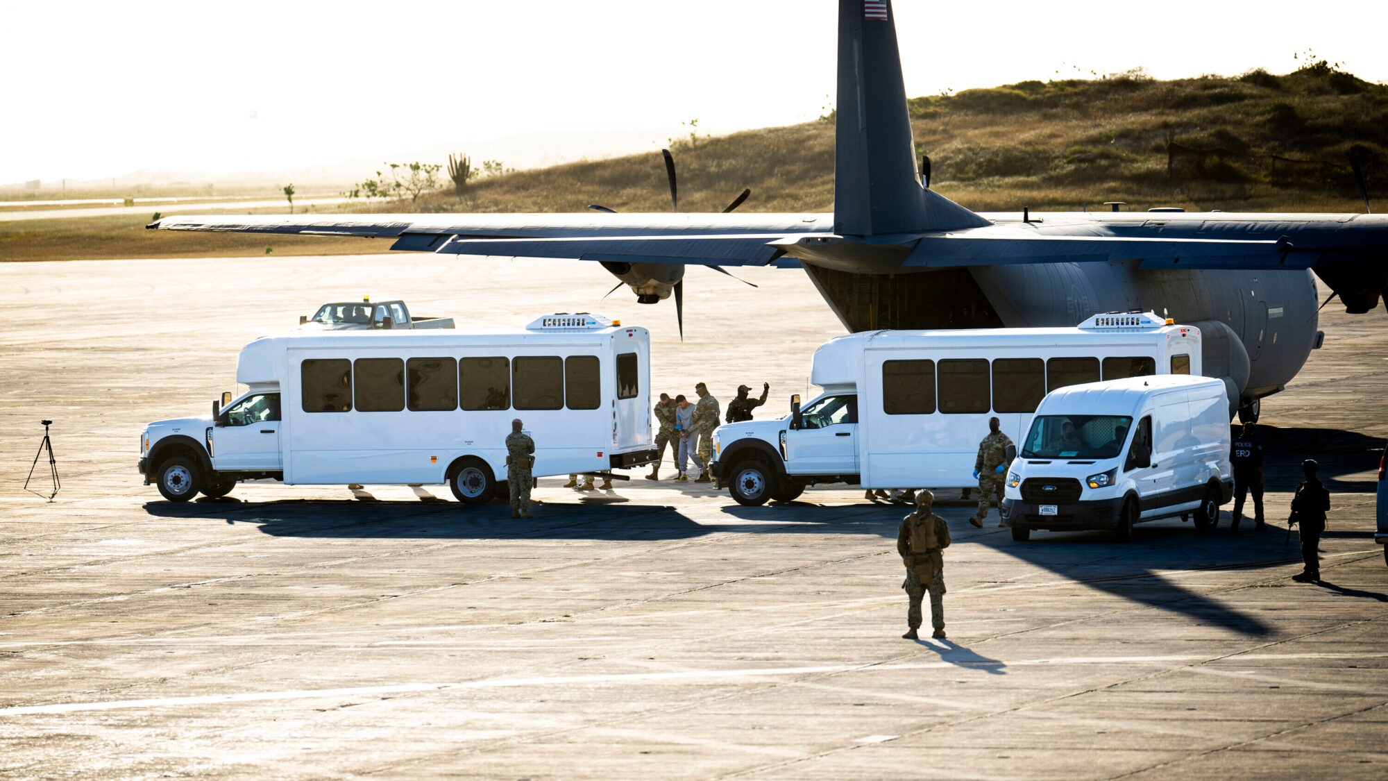 ASV pārved visus Gvantanamo turētos migrantus uz Luiziānu