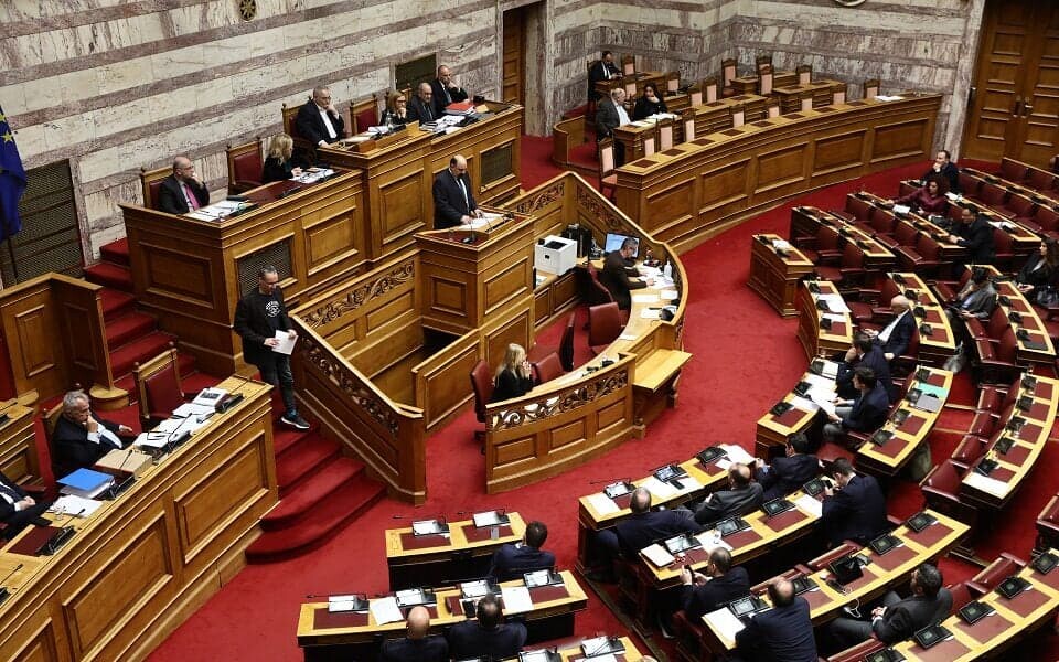 Grieķijas valdība iztur neuzticības balsojumu