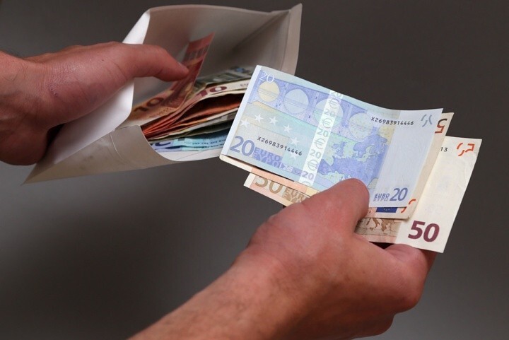 Krievijas pilsonei par kukuļa došanu muitas darbiniecei piemēro 7400 eiro sodu
