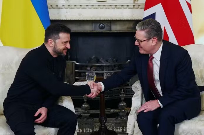 Stārmers: Lielbritānija un Francija kopā ar Ukrainu strādās pie plāna karadarbības pārtraukšanai