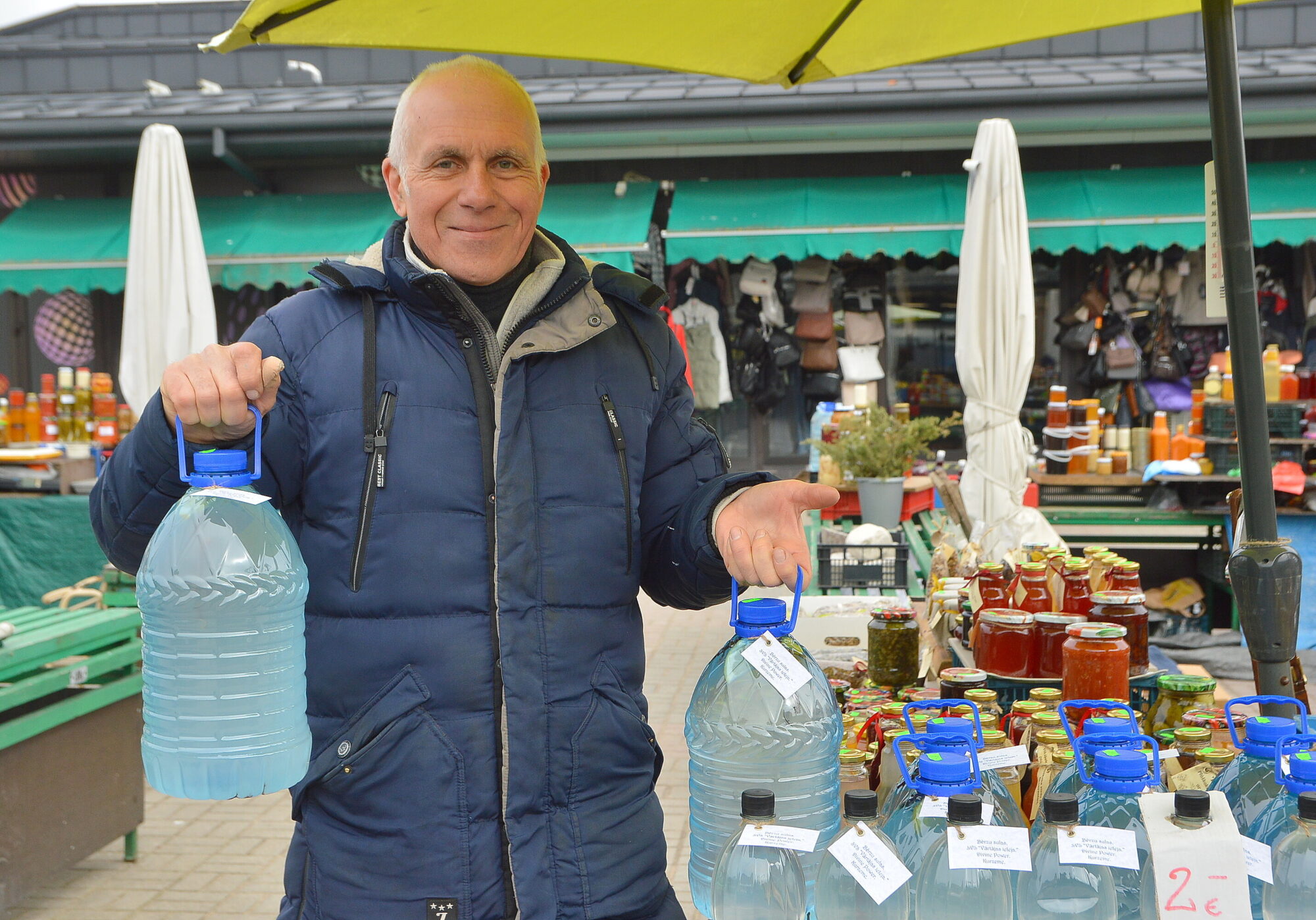 Foto: Bērzu sulas plūst bagātīgi – durbenieks Jānis Bauers piedāvā dabas veltes Liepājas tirgū