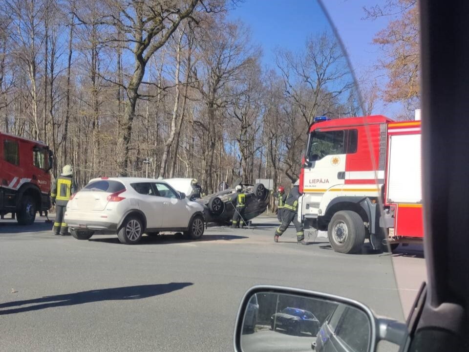 Video: “KIA” nedod ceļu “Nissan”, Grīzupes un 14. novembra bulvāra krustojumā apgāžoties uz jumta