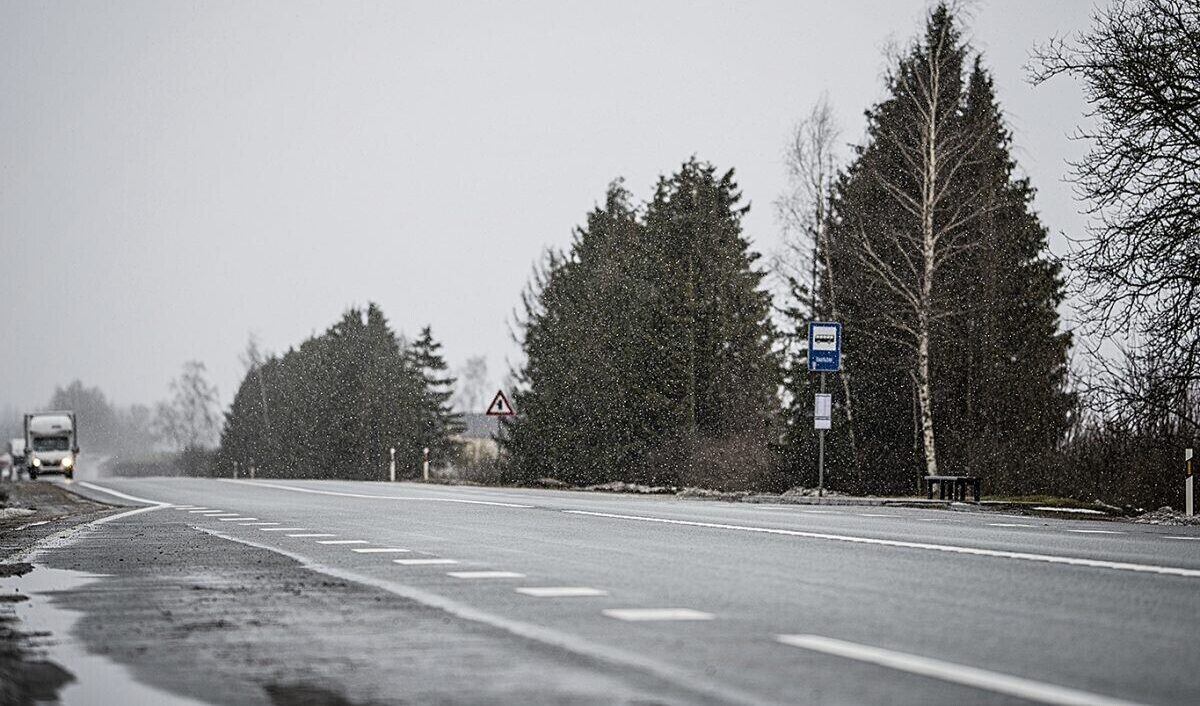 Lielākajā valsts daļā sniegs un apledojums apgrūtina braukšanu