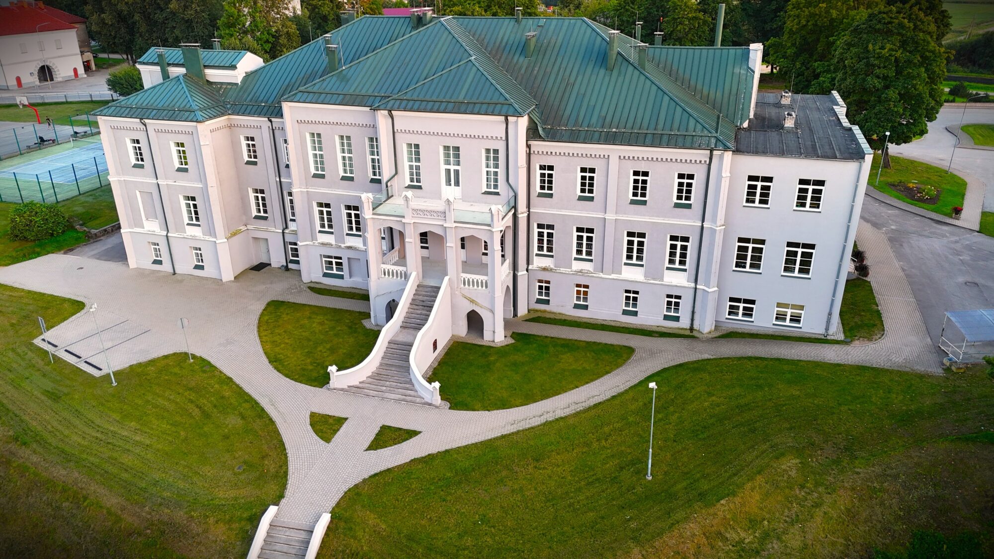 Atkalredzēšanās Priekules vidusskolā. Skolas absolventi un bijušie darbinieki aicināti uz salidojumu