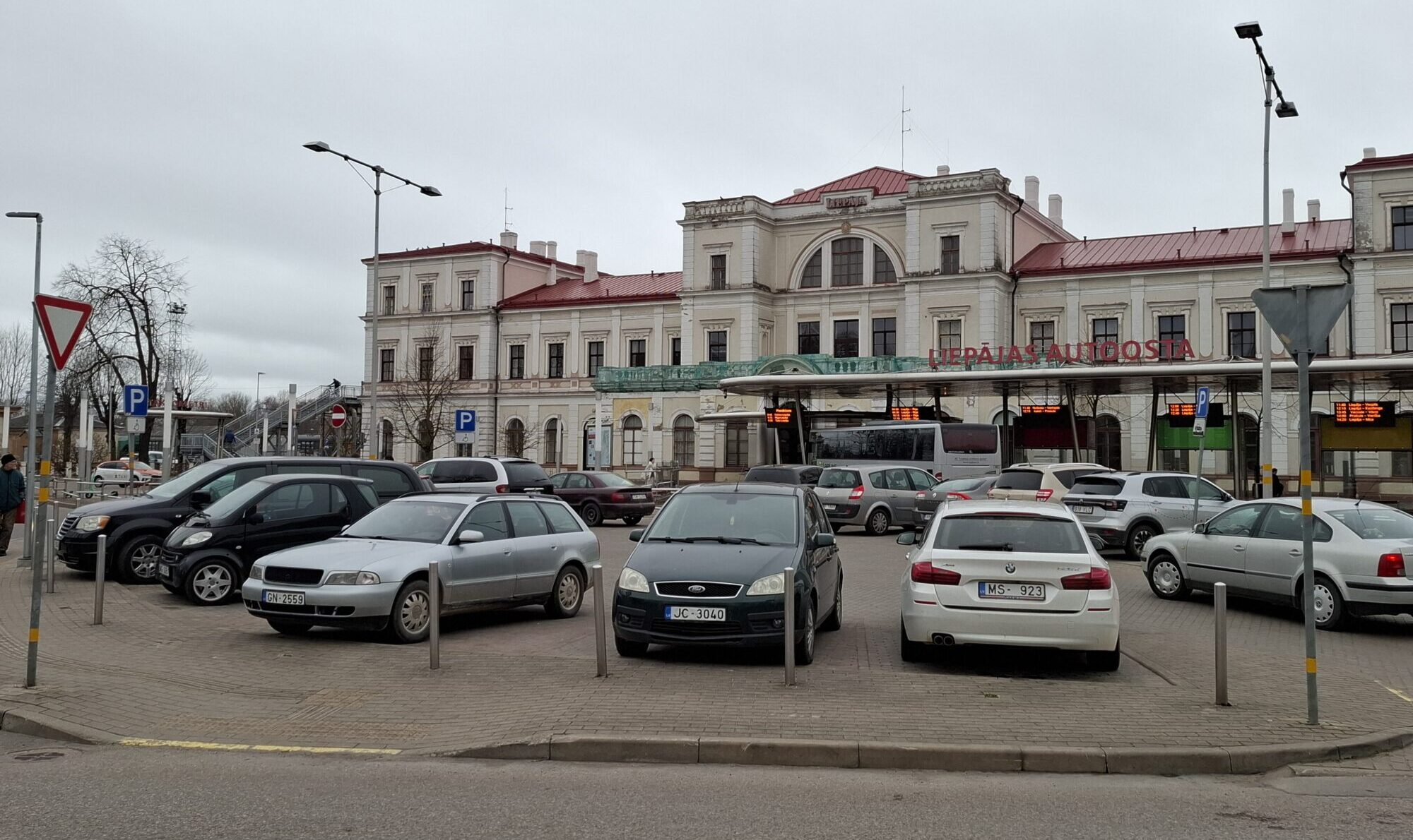 Autoostā ieviesīs 30 minūšu stāvvietas pavadītāju un sagaidītāju ērtībām