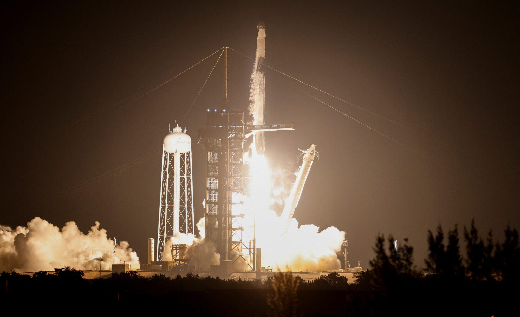 “SpaceX” kosmosa kuģis ar privātiem astronautiem dodas pirmajā orbitālajā lidojumā virs Zemes poliem