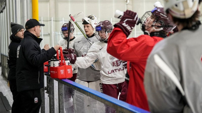 Latvijas U-18 hokeja izlases sastāvā iekļauti spēlētāji no 15 komandām