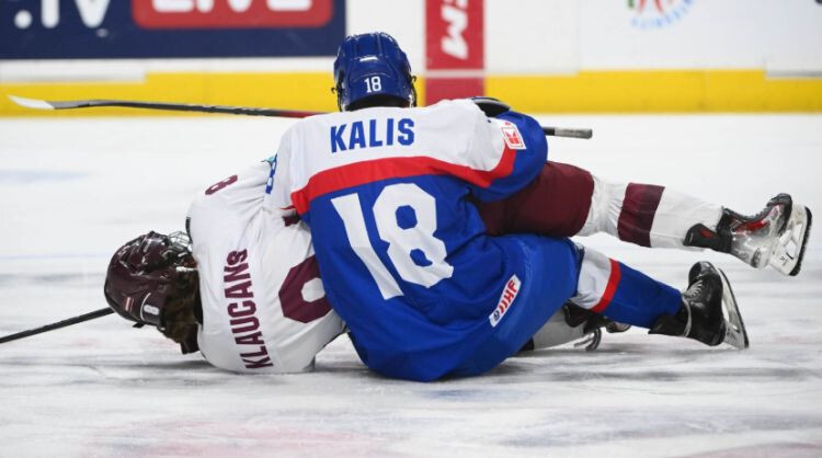 Video: Latvijas U-18 hokejisti pasaules čempionātā zaudē slovākiem, tomēr iekļūst ceturtdaļfinālā