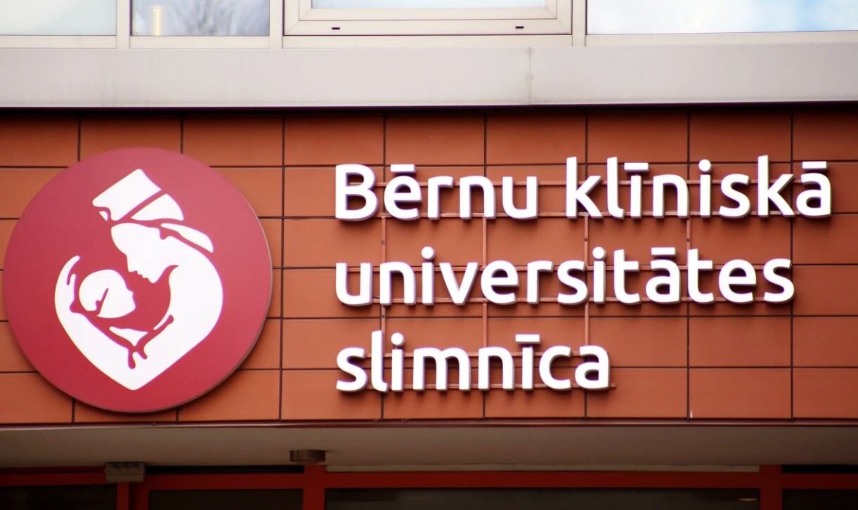 Bērnu slimnīcas teritorijā sadegusi kravas automašīna