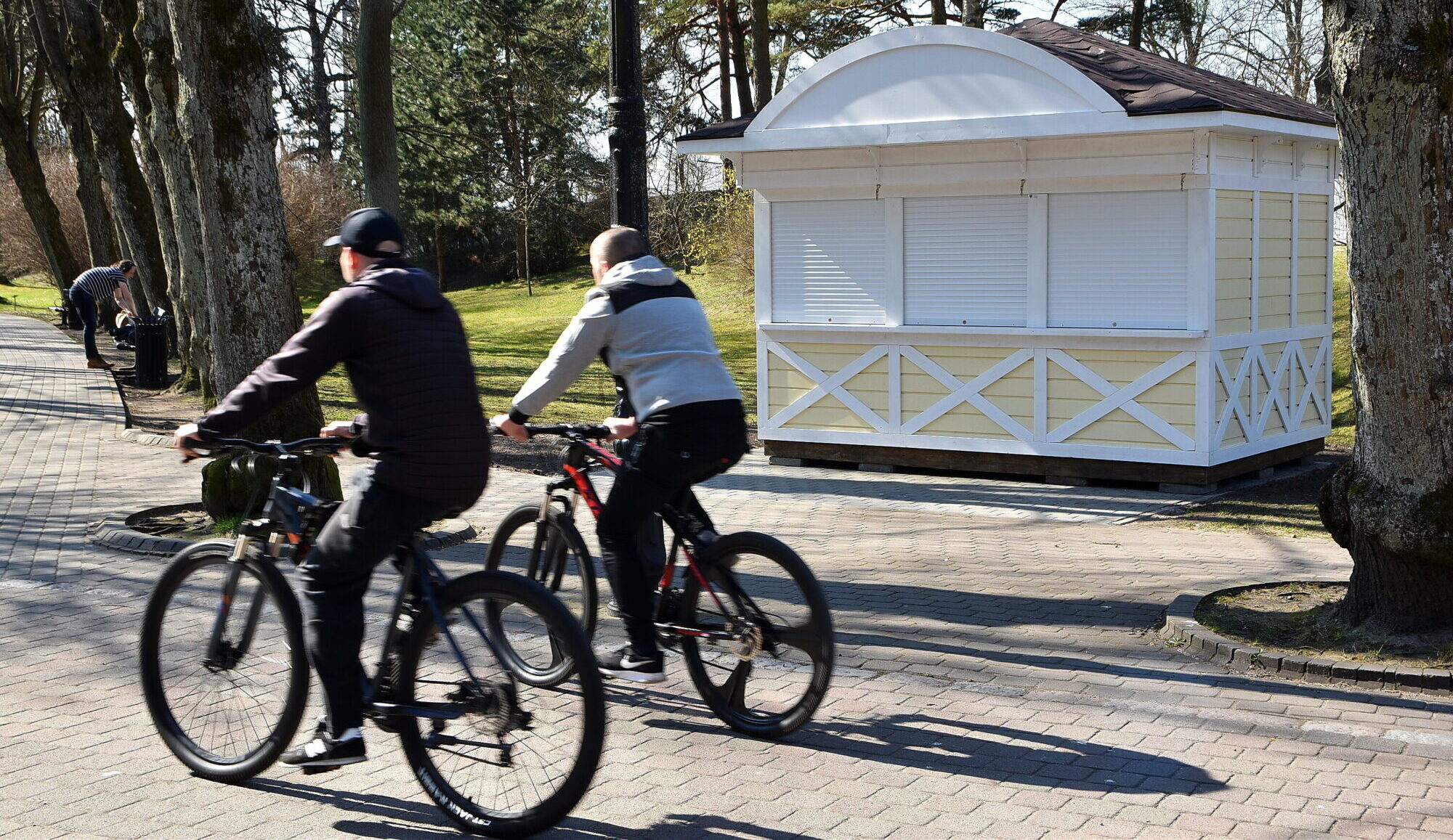 Kiosku uzstādīšana Jūrmalas parkā iesprūst birokrātijas labirintā. Tikai viens uzņēmējs pagūst laikā