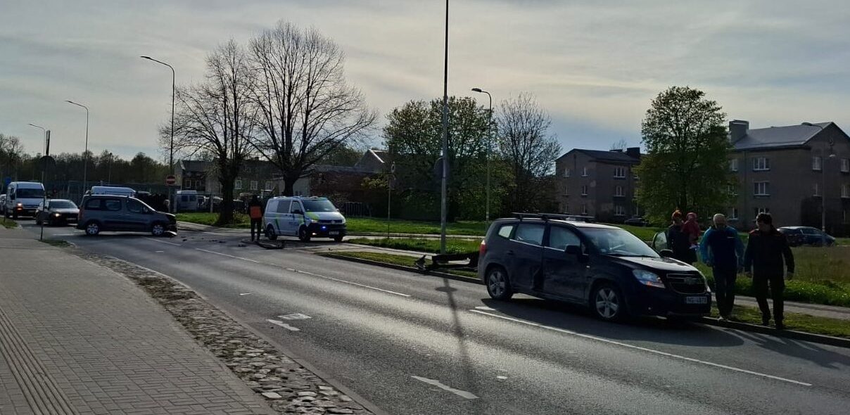 Neuzmanība, izbraucot no stāvlaukuma, rada ciešanas pasažierei un auto “bleķiem”