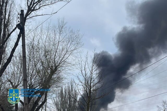 Krievu ballistiskās raķetes triecienā Krivijrihā nogalināti četri cilvēki