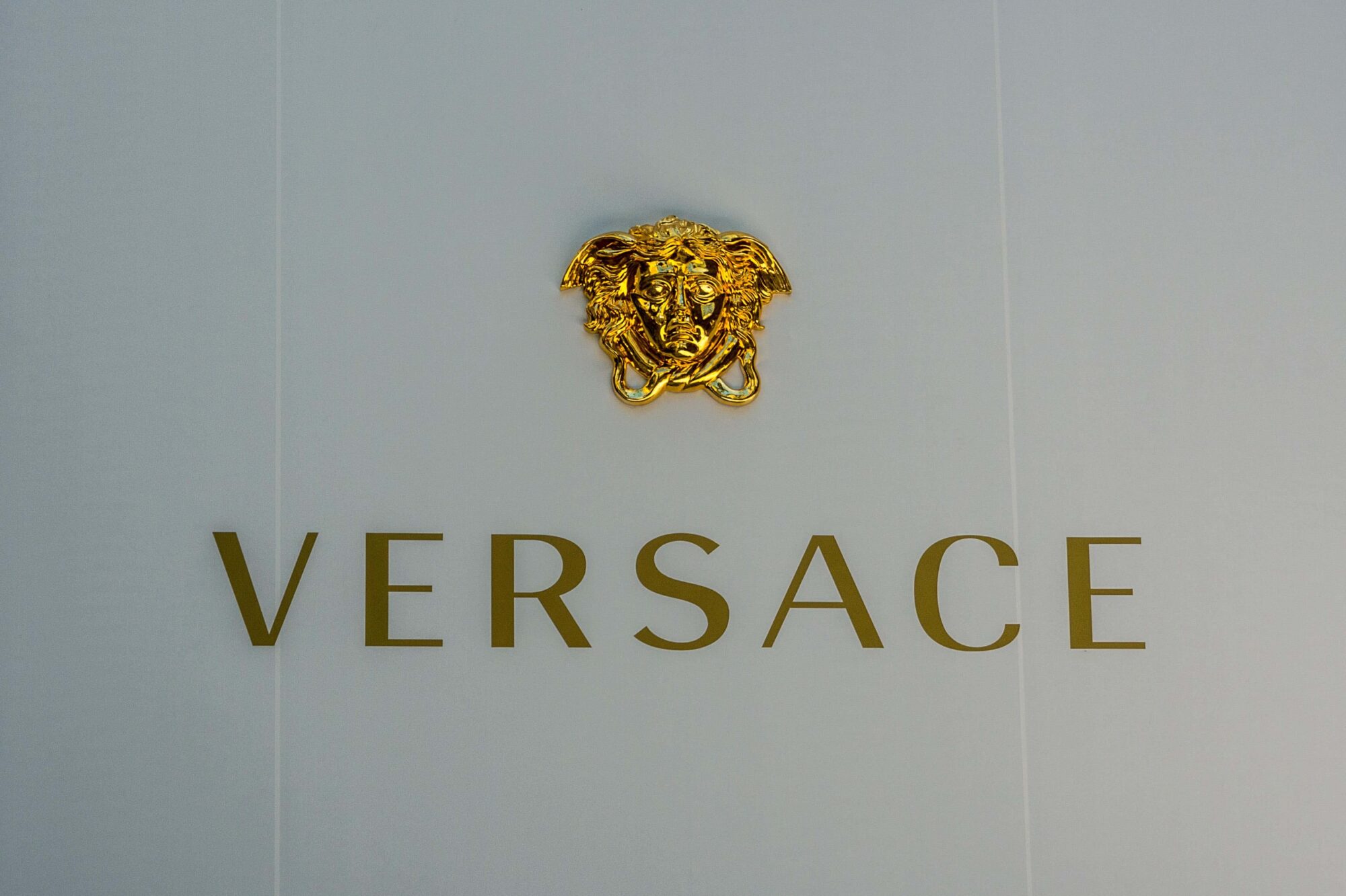 “Prada” iegādāsies konkurentu “Versace” par 1,25 miljardiem eiro