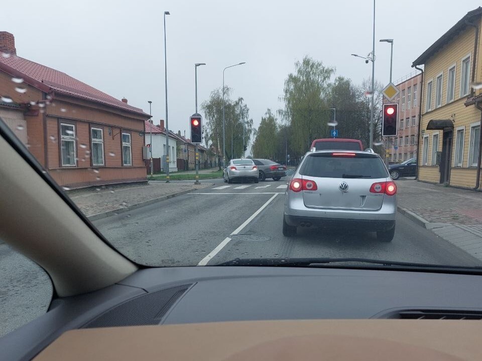 Atkal nesadala “ganības un salmus”. Kas kaiš šim krustojumam?!