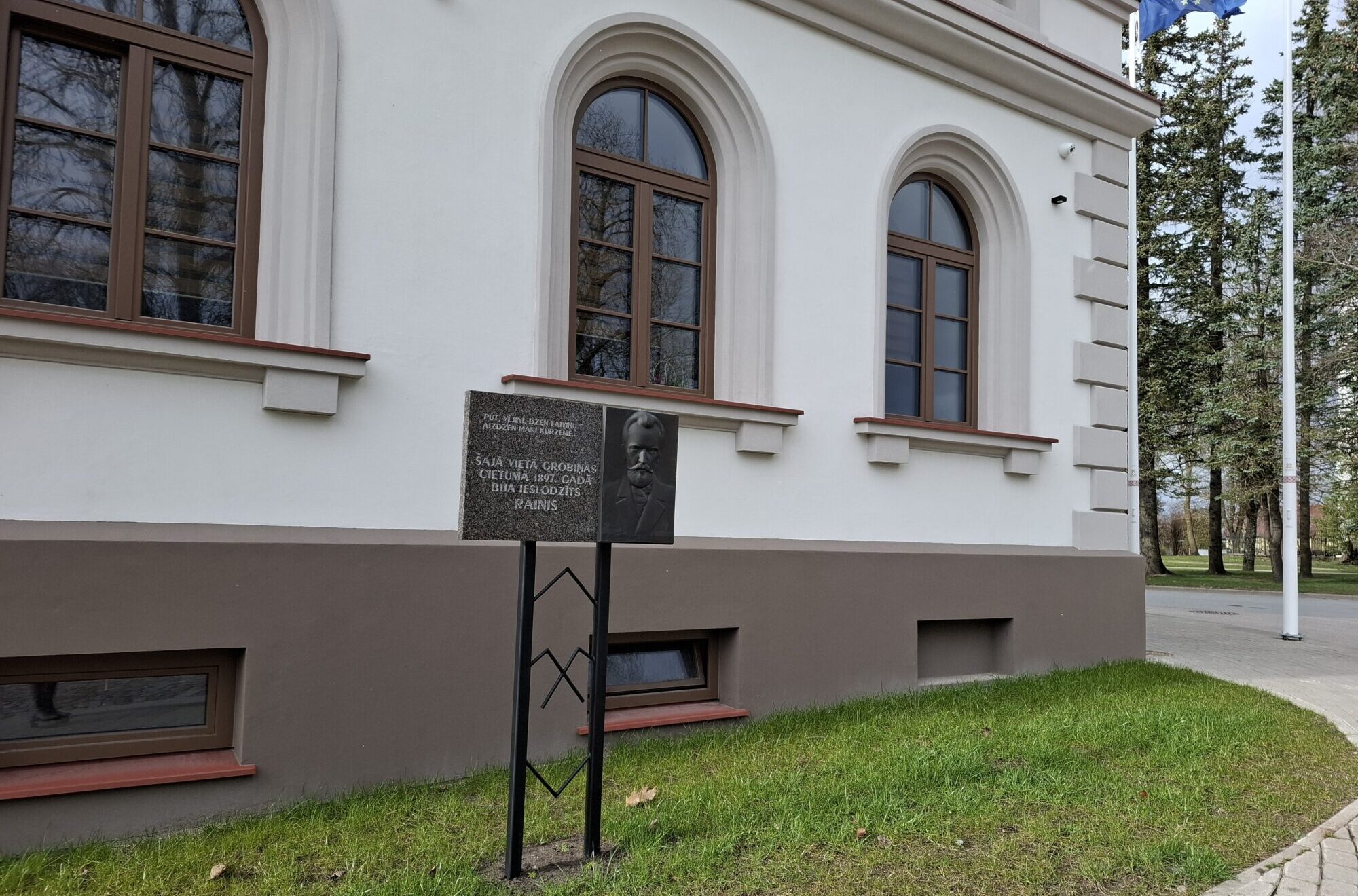 Raiņa piemiņas plāksne Grobiņā atgriežas vietā ar pārlielu leģendu