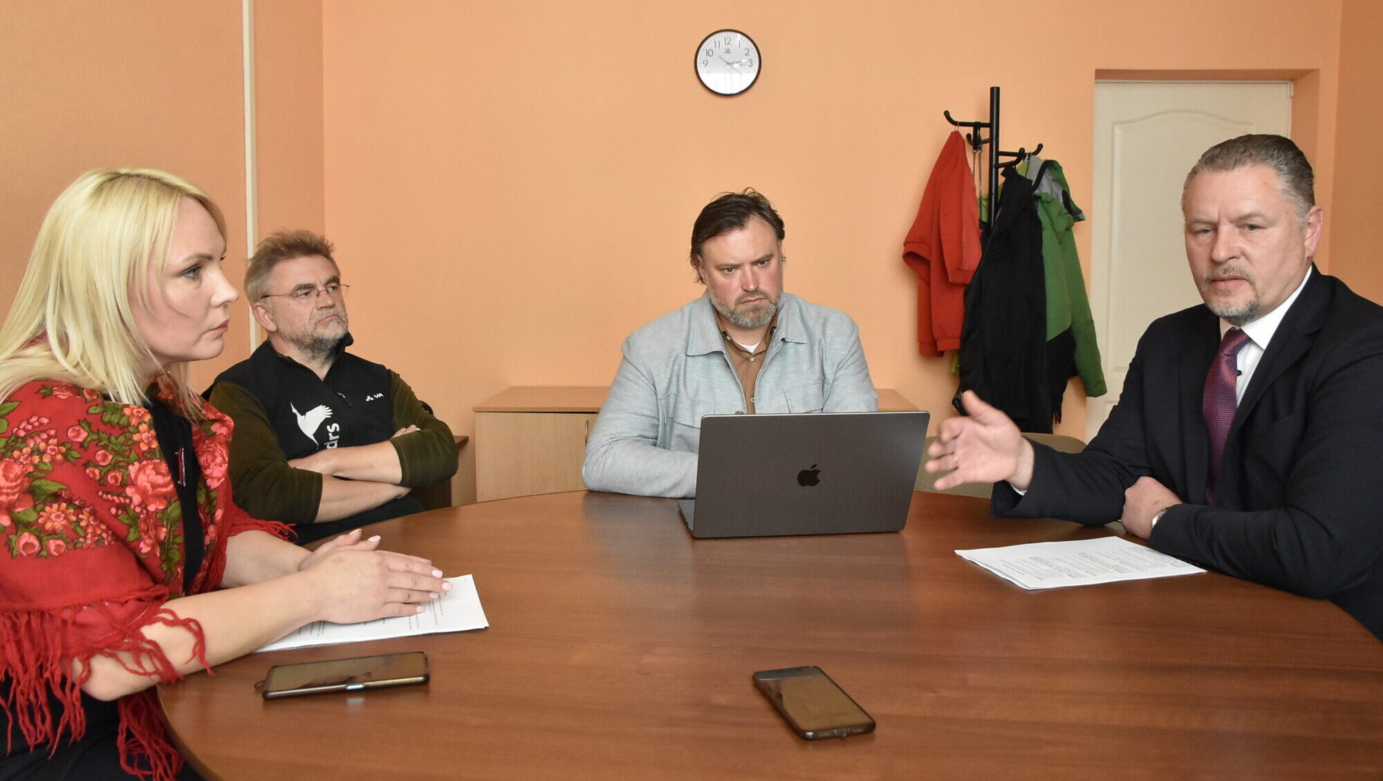 Foto: “Varbūt citu dienu [pie domes] būs cits karogs.” Kara tēma uzjunda kaislības priekšvēlēšanu diskusijā