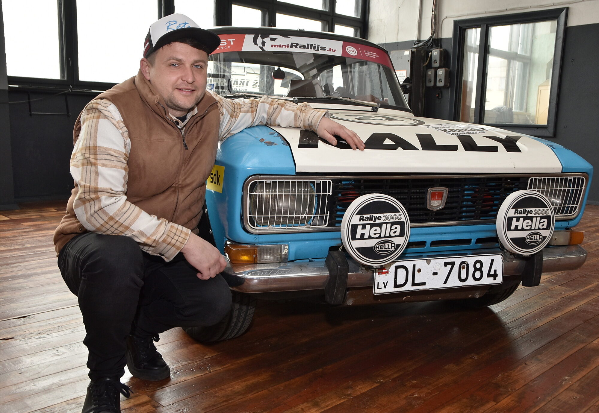 Foto: Porziņģis moskvičā, rallijs ar mammu un citi piedzīvojumi Grobiņā