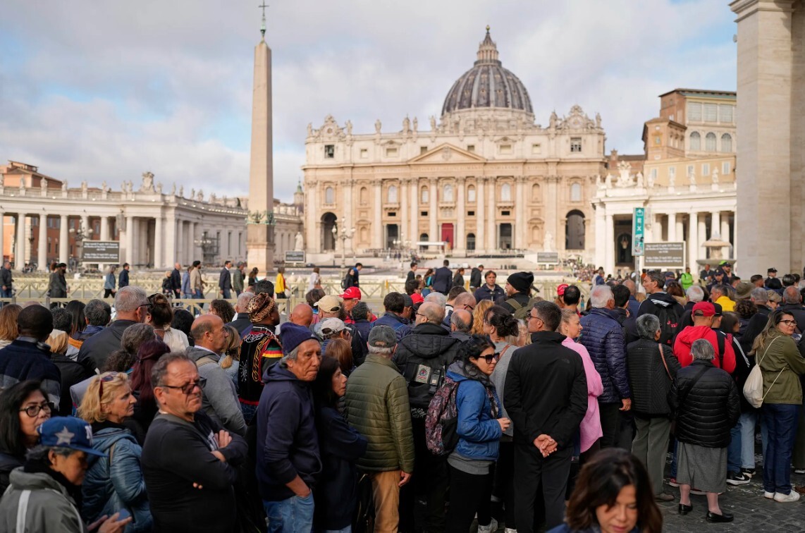No pāvesta Franciska atvadījušies jau vairāk nekā 128 000 cilvēku