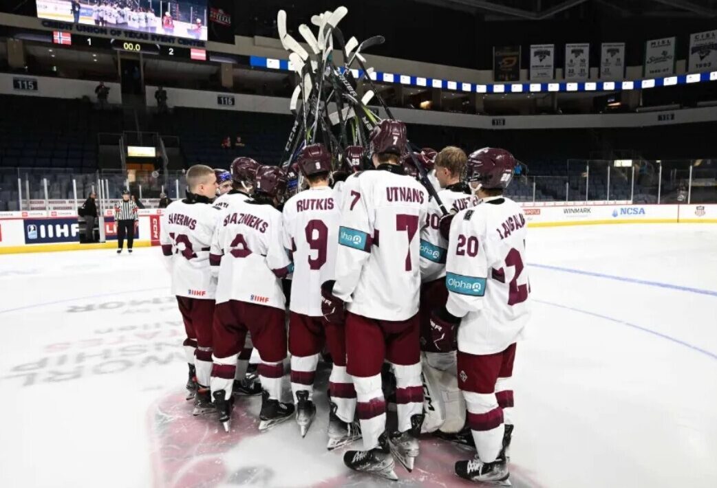 Latvijas U-18 hokejisti pasaules čempionāta grupu turnīru noslēgs ar maču pret slovākiem