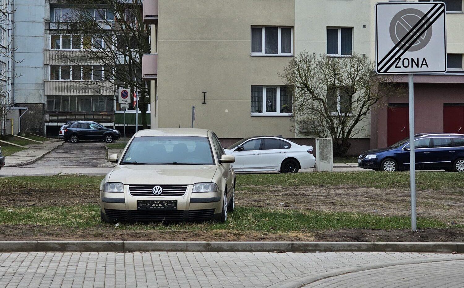 Kā rīkoties, ja sētā gadiem stāv pamesta mašīna?