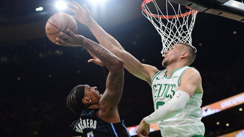 Video: Porziņģim pieci punkti “Celtics” uzvarā izslēgšanas turnīra pirmajā spēlē