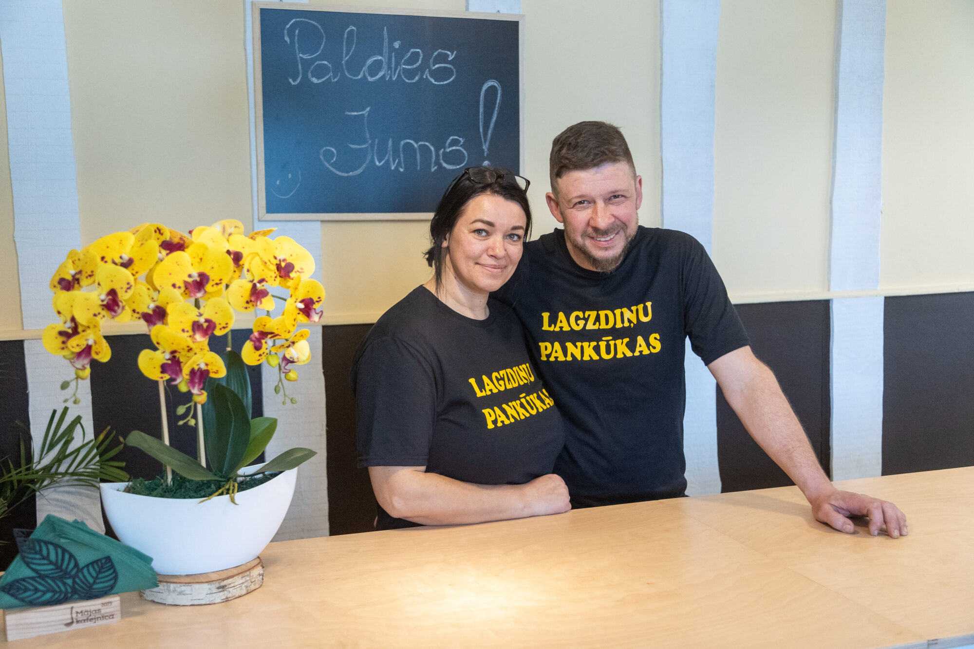 Foto: Larisa un Raitis Vaiņodē atver savu “bodi” un piedāvā gardas pankūkas ikvienam