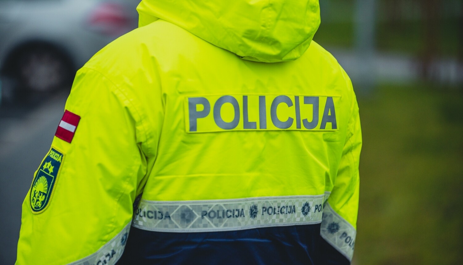 Viltvārdis Vidzemē uzdodas par policistu un izkrāpj 3000 eiro