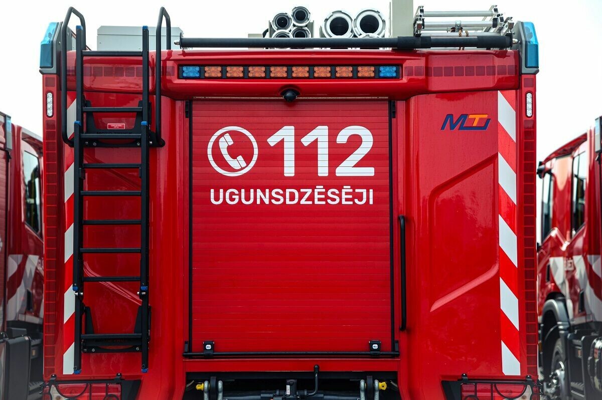 Vējš Liepājā lauž zaru – glābēji novērš bīstamību Dzintaru ielā