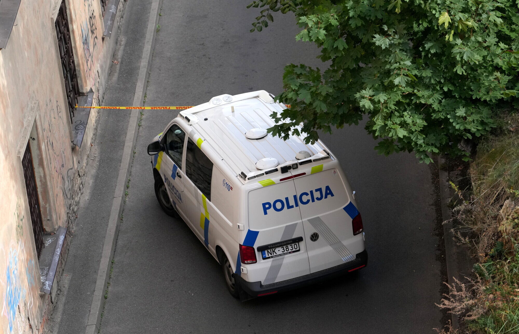 Bauskā zem tilta atrastais vīrietis miris nevardarbīgā nāvē