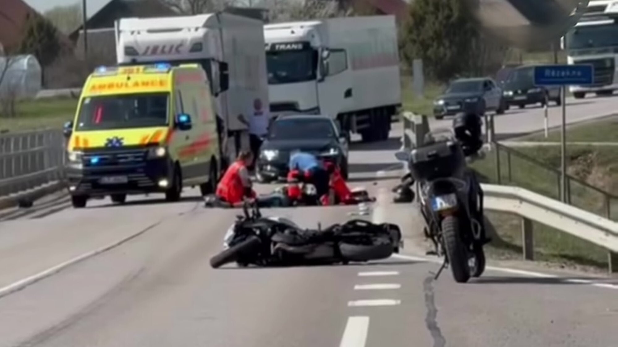 Video: Sestdien ceļu satiksmes negadījumos 17 cietušie un viens bojāgājušais
