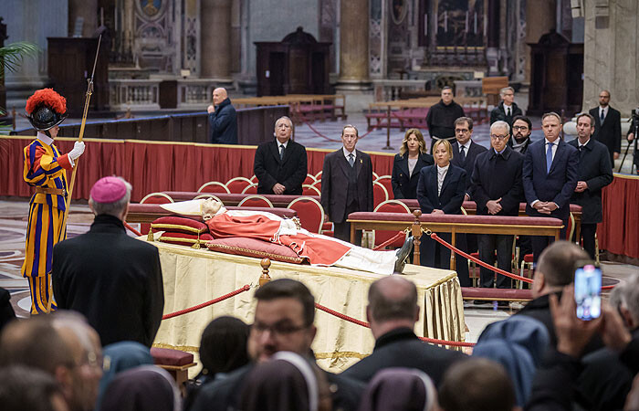 Vatikānā turpinās atvadīšanās no pāvesta Franciska