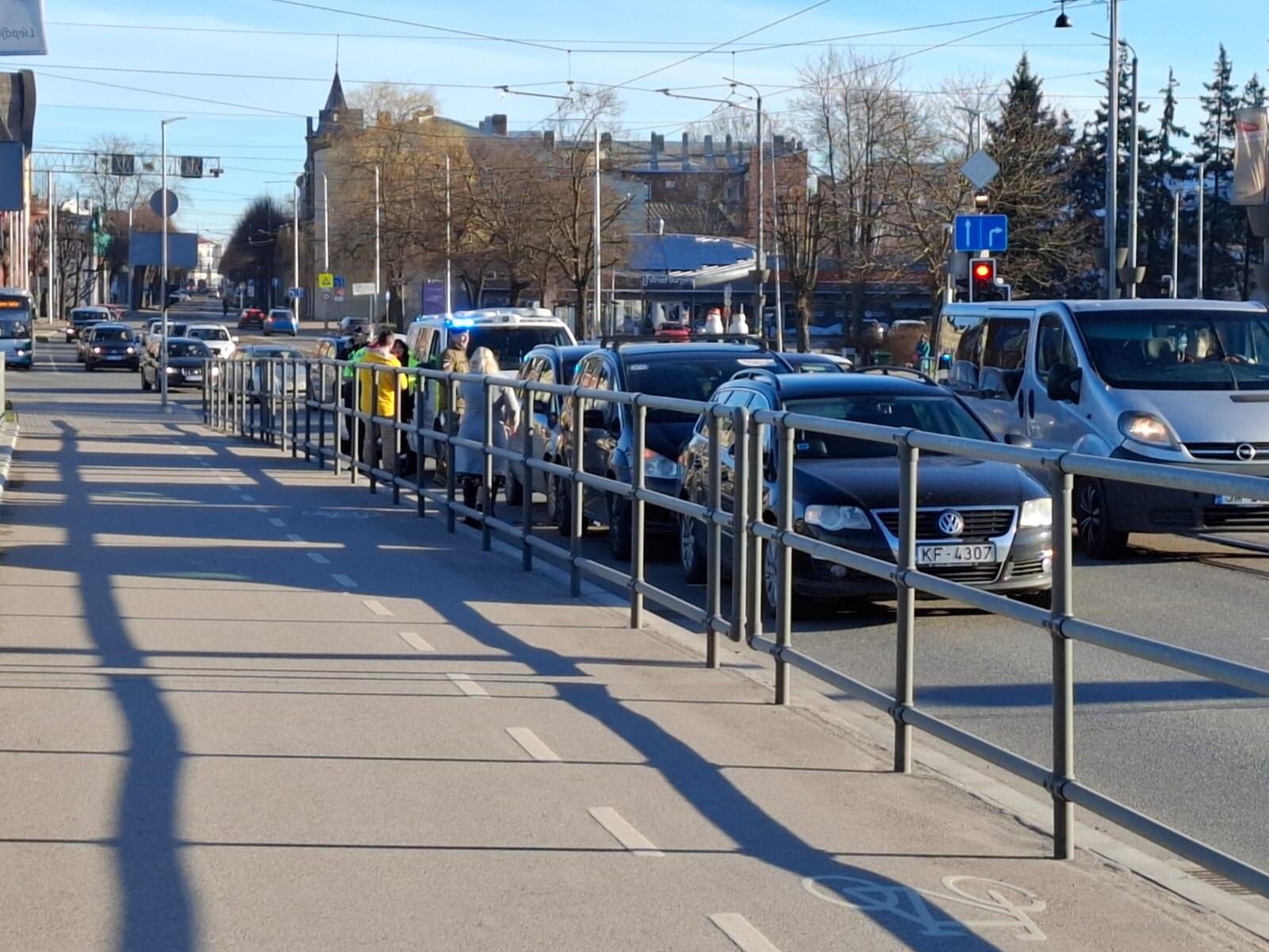 “Vilcieniņā” uz Tramvaja tilta cieš “Vokswagen” pasažiere