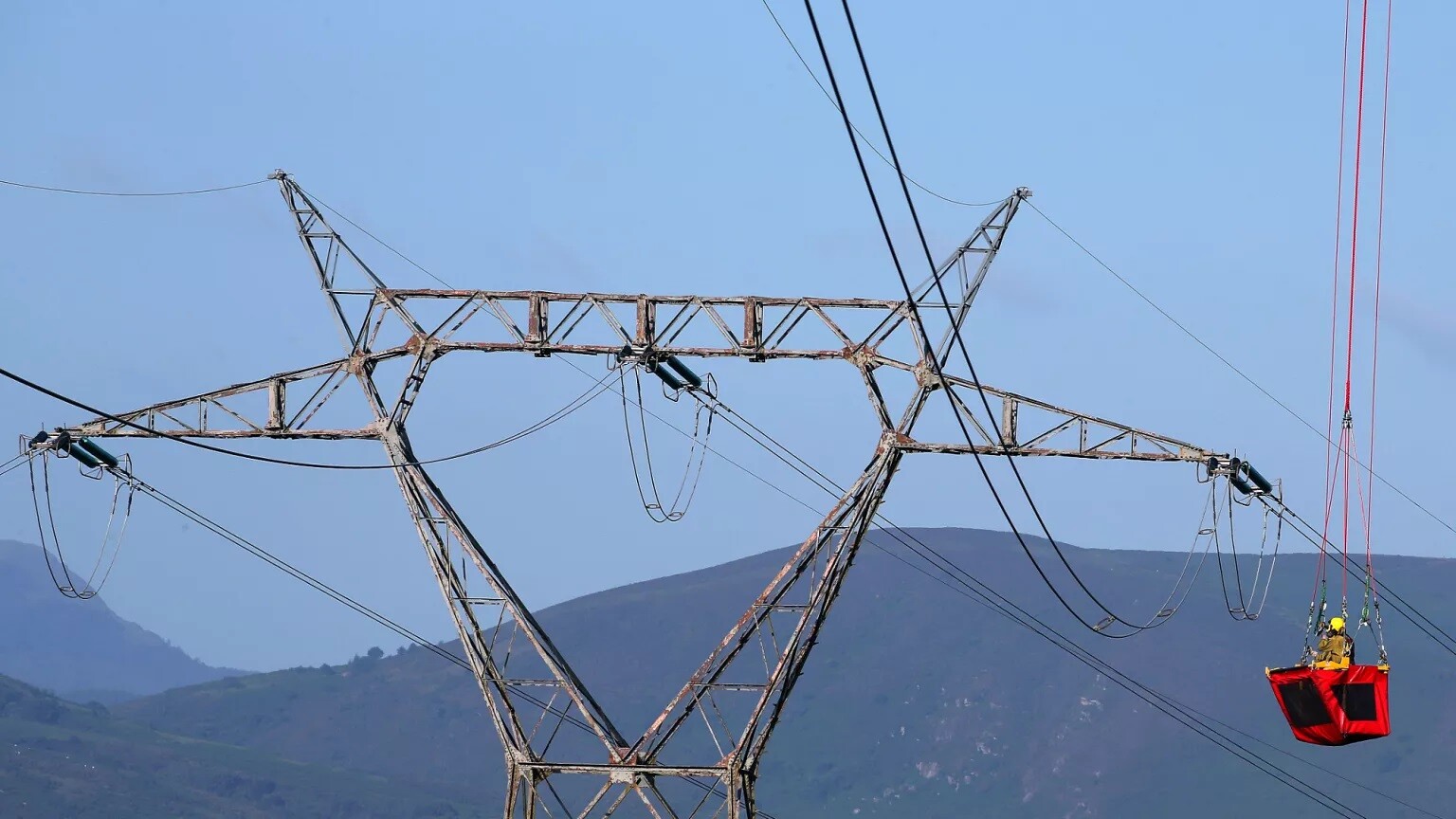 Spāniju un Portugāli skāris plašs elektrības padeves pārrāvums