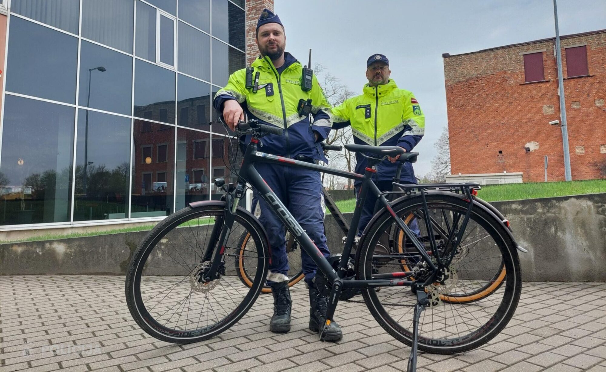 Liepājā velopatruļas pirmajā dienā gandrīz nobrauc velopolicistu