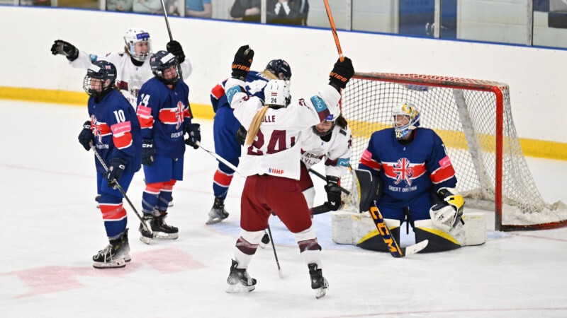 Rullei “hat-trick” Latvijas sieviešu hokeja izlases pārliecinošā uzvarā pasaules čempionāta otrajā mačā